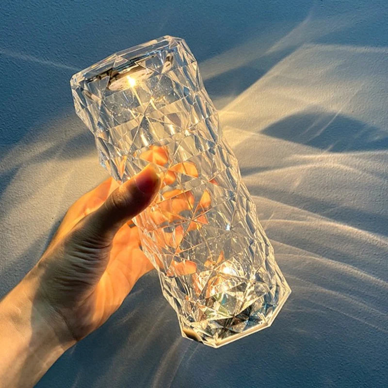CrystalGlow Lampa - Upplev en värld av färger och elegans.